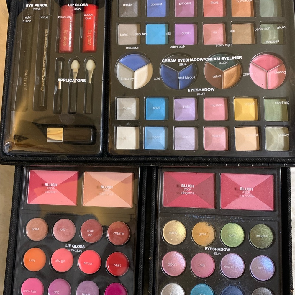 Makeup Kit - Picture 4 of 7